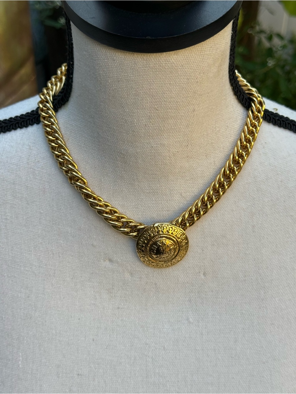 Vintage Chanel 31 Rue Cambon Paris Round Pendent Choker Chain Link Gold Necklace